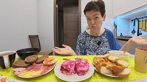 Мукбанг Вован на меня ОБИДЕЛСЯ! Теперь ДУЕТСЯ и отказывается есть УХУ! Семейный обед в России