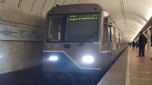 Метро Москва красивое прибытие и отправление поездов