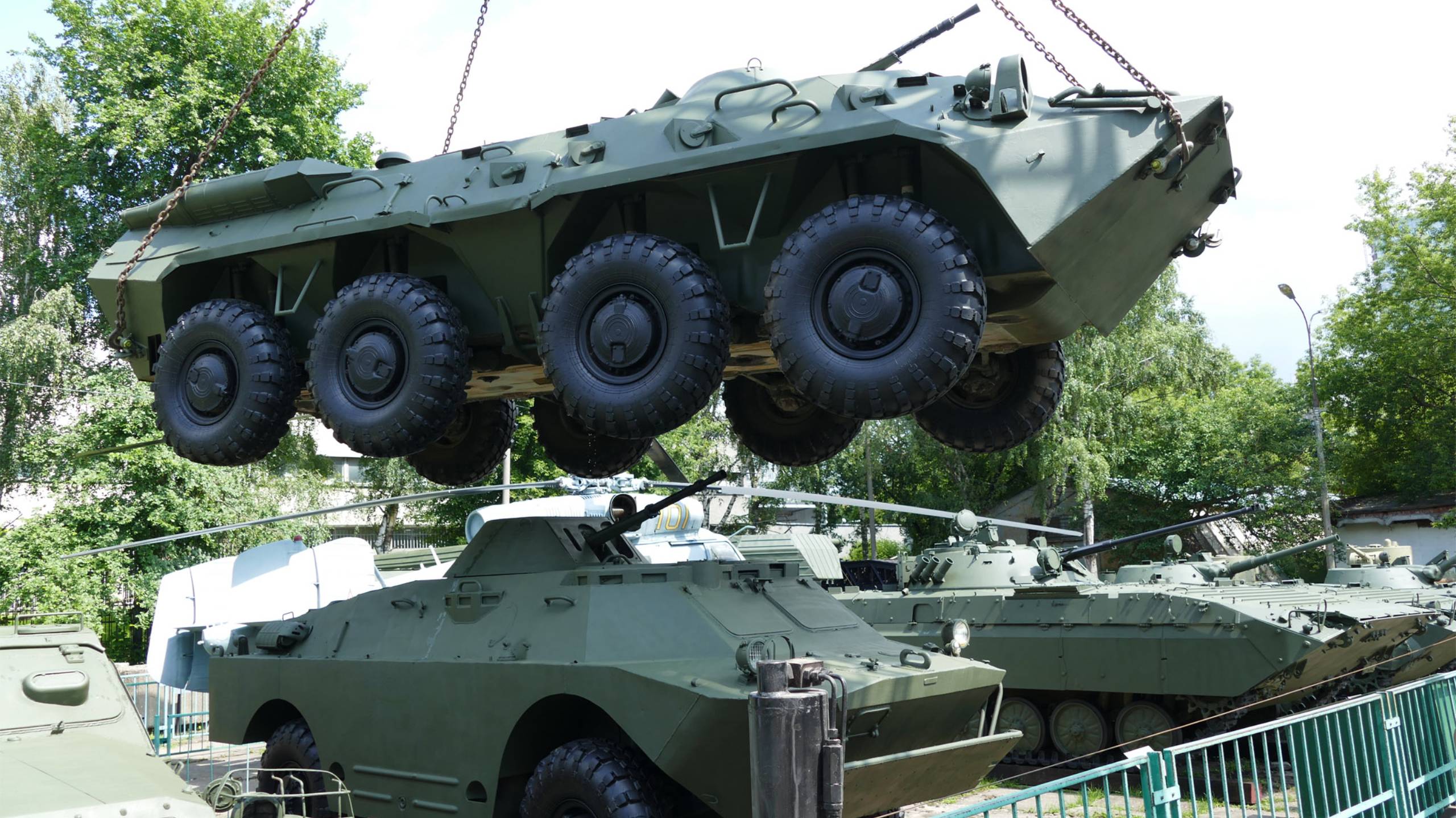 Перемещение бронетранспортера БТР-80, ЦМВС, 18 июля 2017 смотреть онлайн