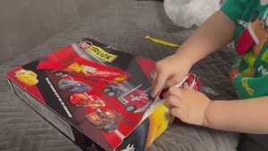 Молния маквин играем в месте. Машинки распаковка.