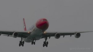 Эйрбас А340 авиакомпании Эдельвейс приземляется в аэропорту Пхукета во время дождя.
