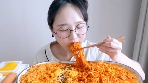🔥🍲 Мукбанг и Mukbang : ДЕВУШКА и ОГНЕННАЯ ЛАПША С СЫРОМ! 🌶️ 3 вида острой лапши + карбобульдак