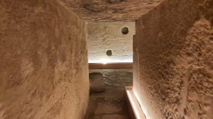 Внутри египетской пирамиды.