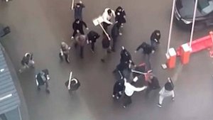Стенка на стенку: рабочие устроили массовую драку в Москве