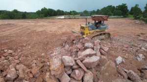 Проект 1: Часть 7 - Бульдозер KOMATSU D65E толкает камни и выравнивает землю.