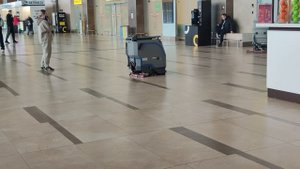 Робот-уборщик в аэропорту.