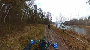 едем вокруг второго озера на эндуро мото