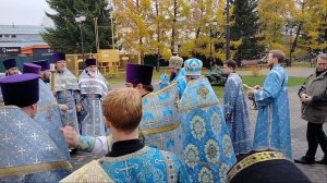 Крестный ход вокруг храма с молебным пением в праздник Иверской иконы Пресвятой Богородицы.