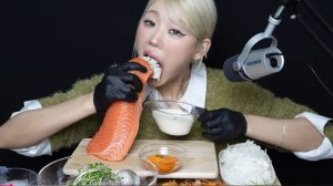 🔥🍲 Мукбанг и Mukbang : ДЕВУШКА ЕСТ НА КАМЕРУ! 🍣 Лосось 1кг + креветки темпура с ....