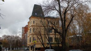 Прогулки по Москве. Дом с муравьями, обсерваторией на крыше и рельсами 1876 года