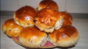 Булочки с изюмом из сдобного дрожжевого теста.