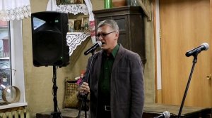 Я по свету немало хаживал,
Жил в землянке, в окопах, в тайге,
Похоронен был дважды заживо,
Знал разл