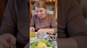 Мукбанг. Селедка с картошкой и ялтинским луком