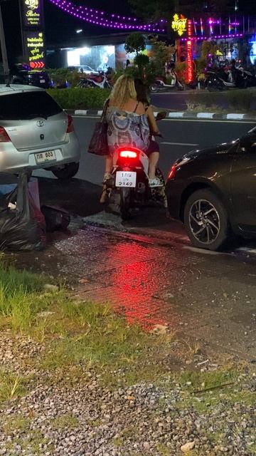 Пхукет. Пьяные бабы на скутере)) смотреть онлайн