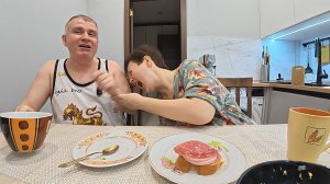 Мукбанг НАПУГАЛА Вована своим ПОРЫВОМ СТРАСТИ) Болтаем о всяких ПУСТЯКАХ) Семейный обед в России