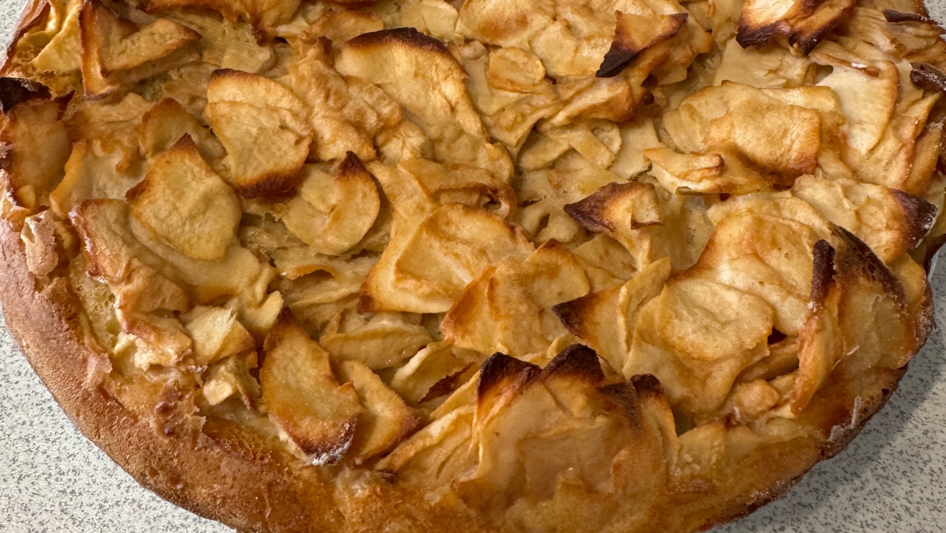 Готовлю яблочный пирог. В теплице продолжается лето