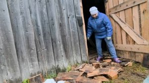 Убираю обрезки досок до снега.