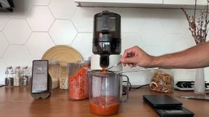 Тест: отжим моркови в соковыжималке Hurom E50ST