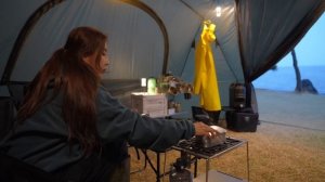 Промокшая девушка в большой палатке под дождём на пляже 😊😊😊