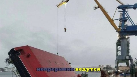 Аварийные службы и Севморзавод устраняют последствия опрокидывания плавкрана