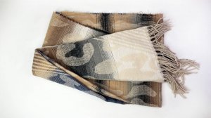 Жалко выбрасывать старый шарф, сшила из него удобную сумку