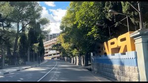 Ялта. По улице Коммунаров, от Колоннады вверх до ул. Достоевского. 16.10.25. Крым. Crimea. Yalta.