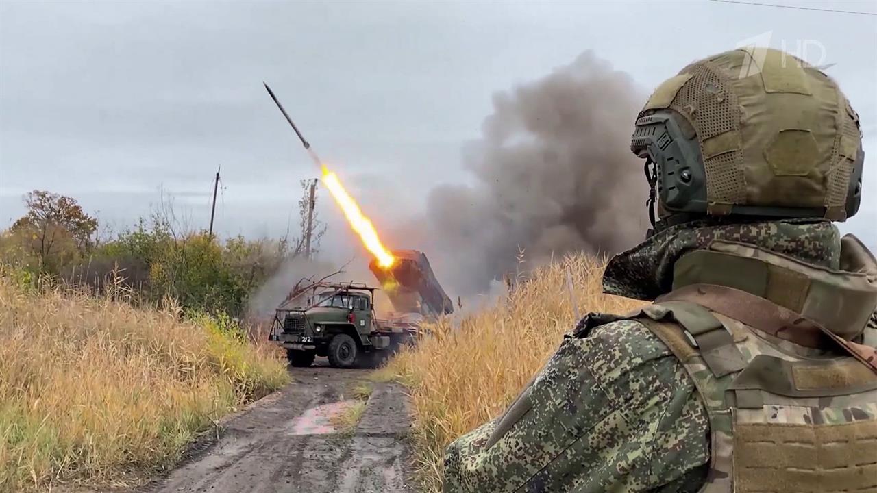 Артиллеристы прокладывают дорогу пехоте на Красноармейском направлении