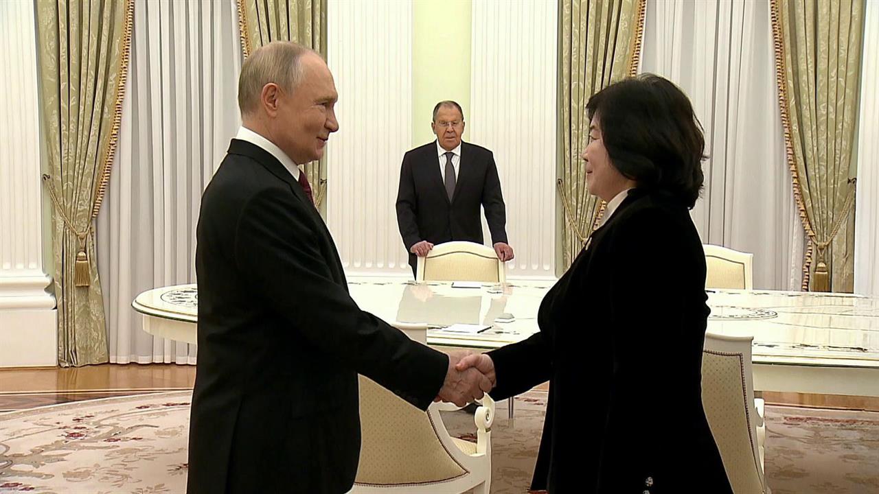 Отношения между Россией и КНДР развиваются по плану, заявил Владимир Путин на встрече с Цой Сон Хи