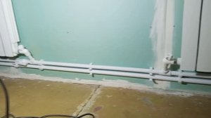 Делаю новое пластиковое отопление . Смонтировал два радиатора и спаял под ними трубы .