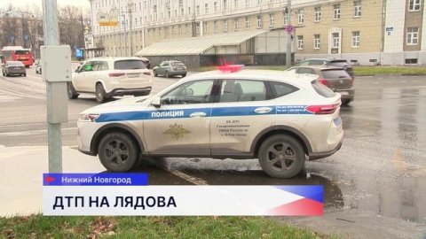 На площади Лядова около 15 часов столкнулись реанимобиль и BMW