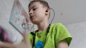 Пробуем кислые конфеты