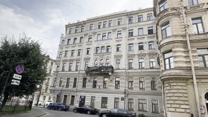 От памятника Пушкину идем дальше по Пушкинской улице в Санкт-Петербурге