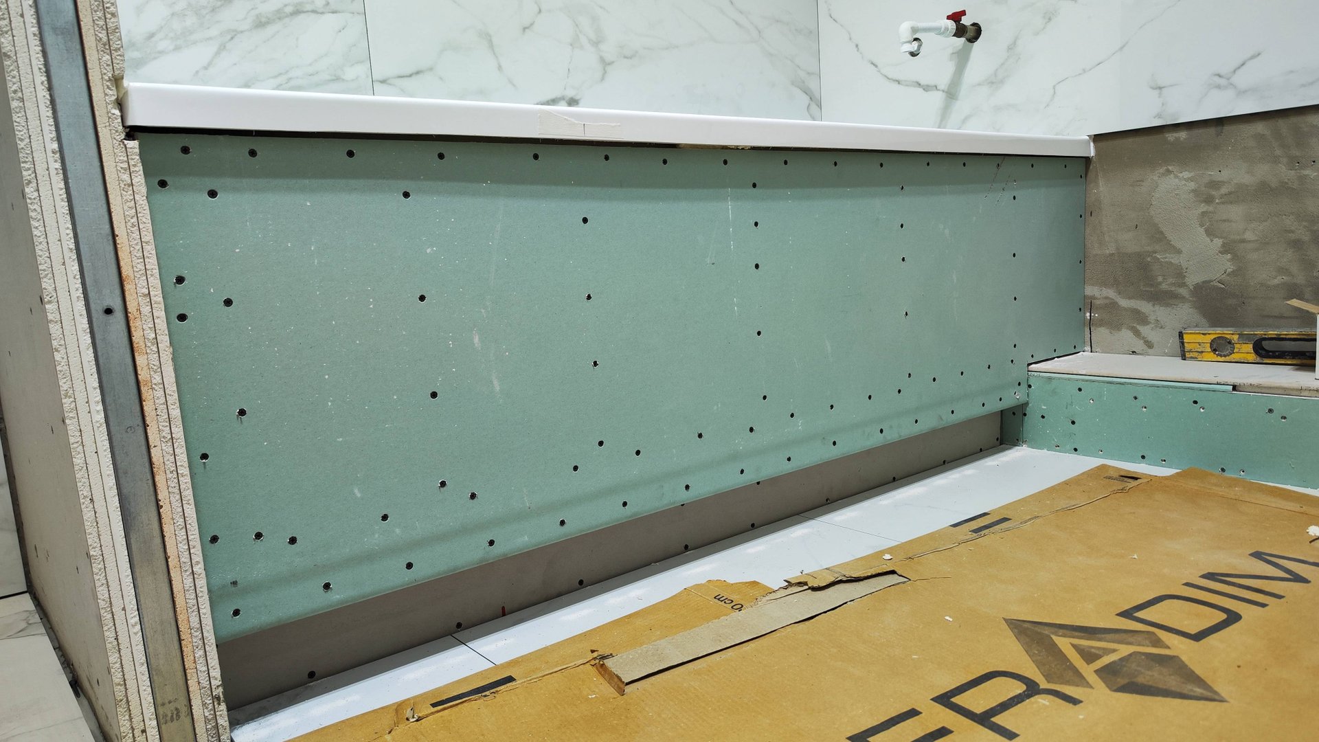 Весь процесс монтажа экрана под ванной с нишей с подсветкой из гипсокартона смотреть онлайн