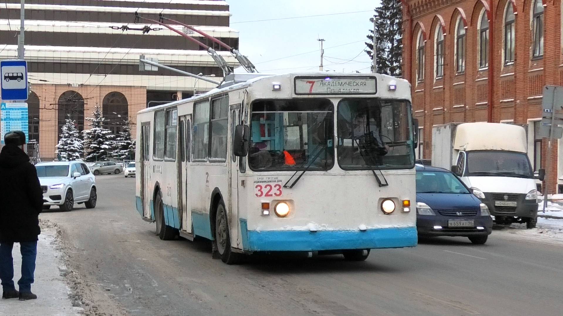 Троллейбус Екатеринбурга ЗиУ-682Г-012 [Г0А] борт. №323 маршрут №7 на ост. "Центральная гостиница"