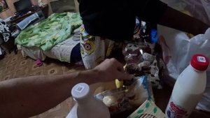 Темнокожая африканка пробует русские пельмени и борщ