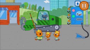 Три кота работают на стойке и собирают зеленую машину