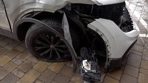 Водитель иномарки сбил пешеходов и влетел в здание отеля в Краснодаре