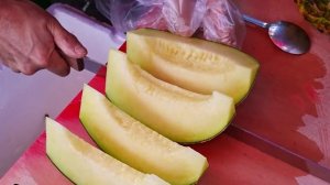 Корейский продавец фруктов