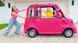 Крис помогает маме ухаживать за розовой машиной!