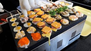 Шашлычки из перепелиных яиц в тайском стиле с различными начинками. Корейская уличная еда