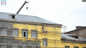 Рывок вперед: в первой школе Абакана рабочие доделывают фасад и берутся за внутреннюю отделку