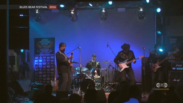 KORNi TRAVЫ - The Old Man Down The Road (Live BBF 2016) смотреть онлайн