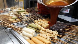 Популярный магазин рыбных котлет на традиционном рынке, красная рыбная котлета - настоящий хит