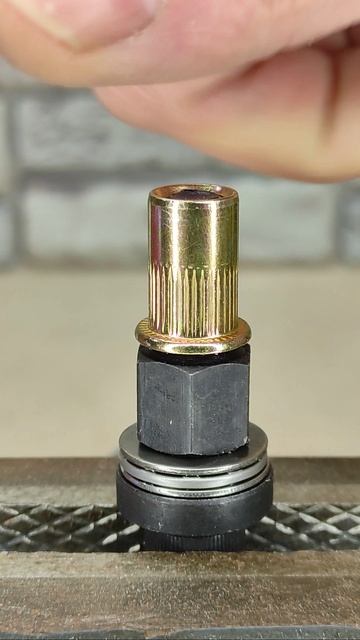 Обязательно запомни эту хитрость! Как установить резьбовую заклепку без спец инструмента? #shorts смотреть онлайн