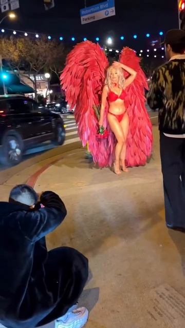 60-летняя модель превращается в ангела