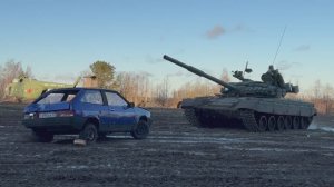 Давим машину танком в Петербурге