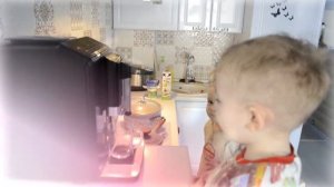 Малыши варят кофе для мамы. День мамы. Серёжа и Ева.