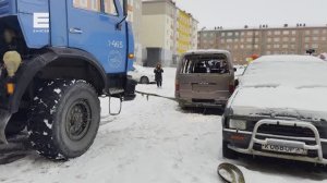 Власти Норильска начали вывозить из дворов ржавеющий автохлам