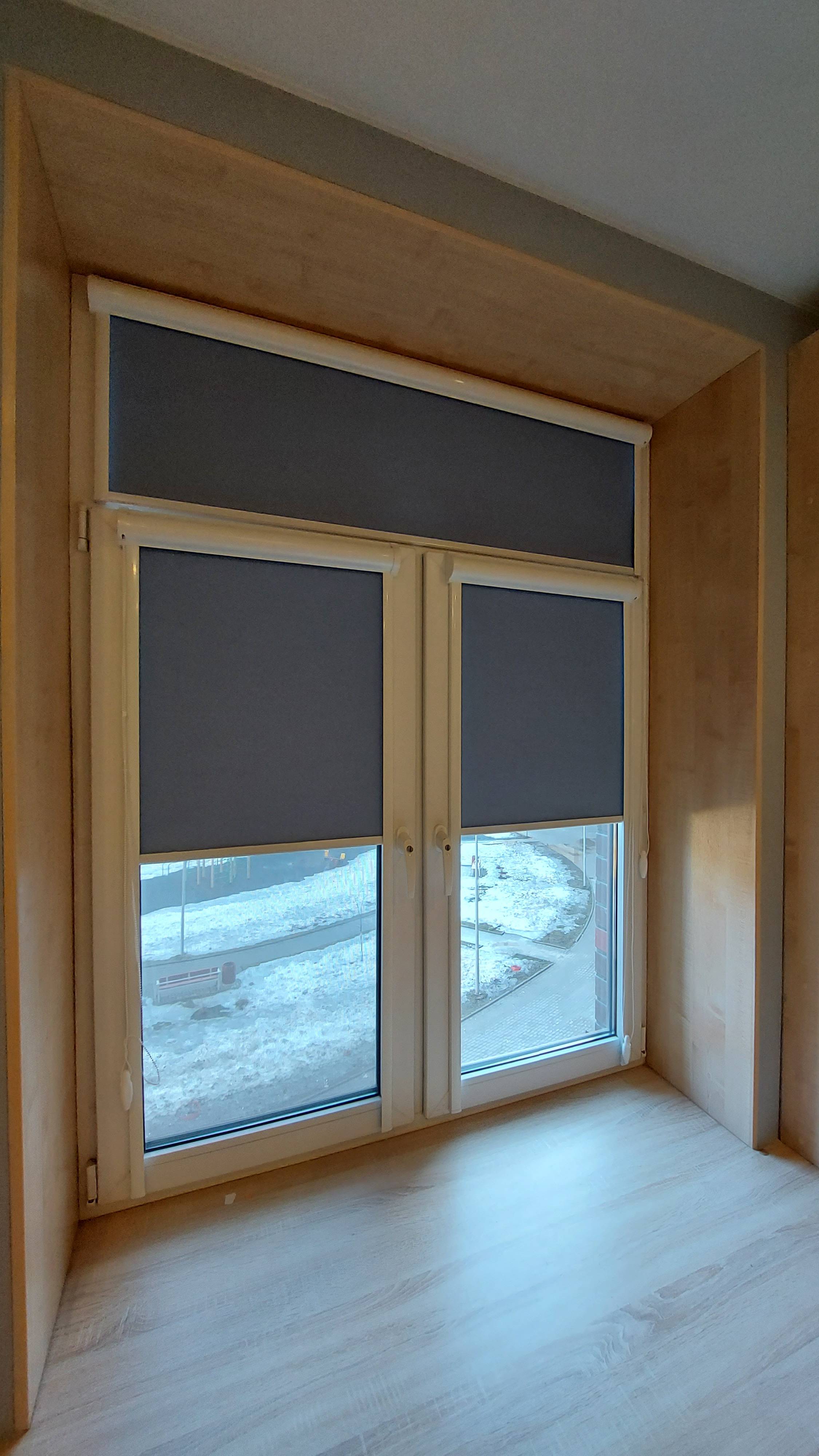 Кассетные рулонные шторы УНИ2. Монтаж на раму с верхней фрамугой. Ткань Дарина блэкаут голубой.