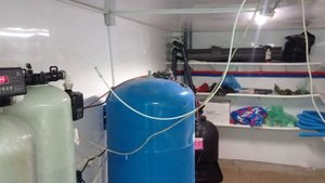 Установка системы водоочистки в пластиковом погребе
